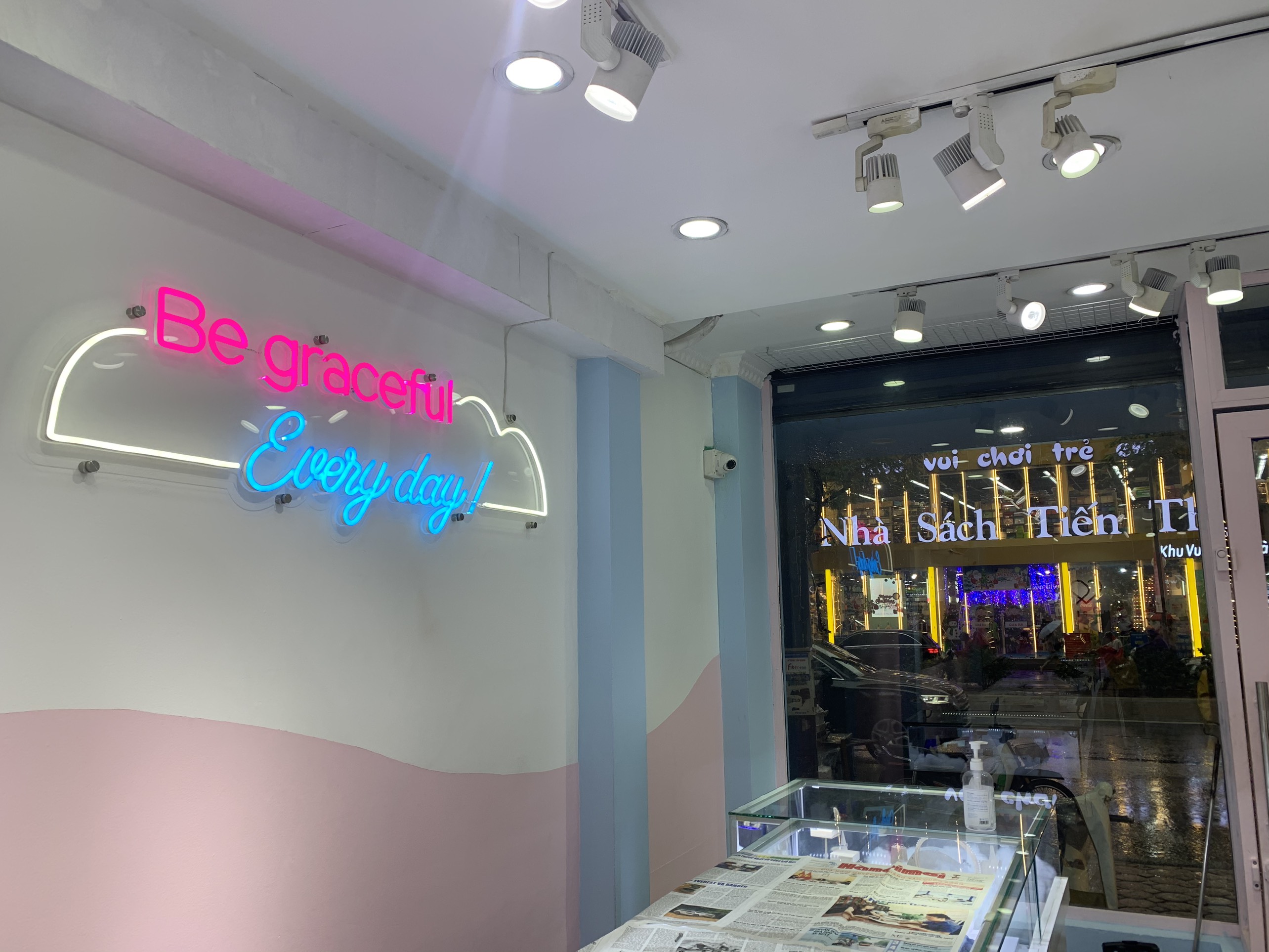 Đừng nên bỏ qua mua đèn trang trí “xinh lung linh” cho shop thời trang
